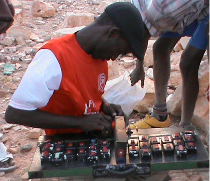 Wiil dhalinyaro ah oo qalabka calaamadaha garoomada soo saaray