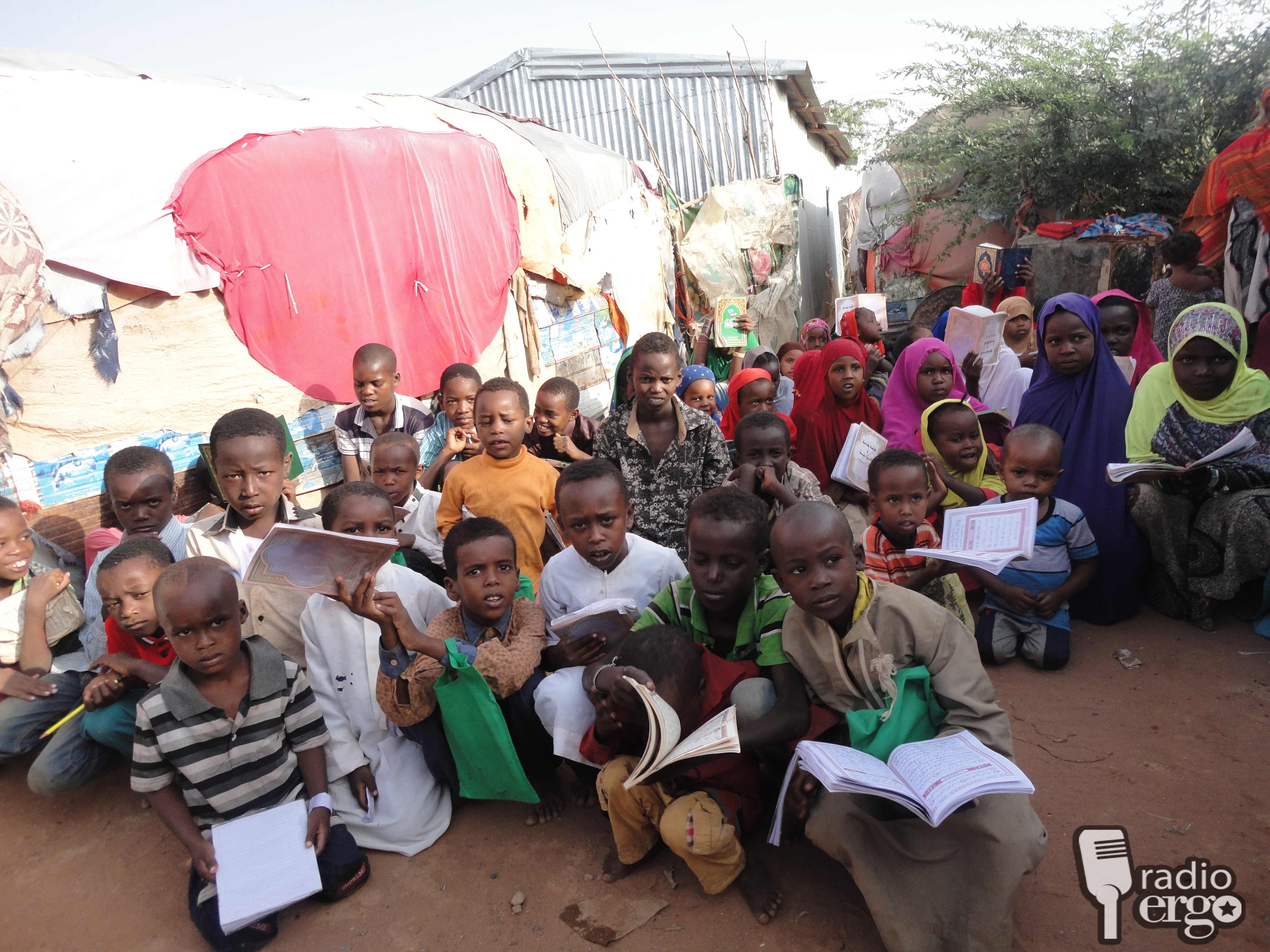 Macallimiin si bilaash ah wax ku bara arday barakacayaal ah