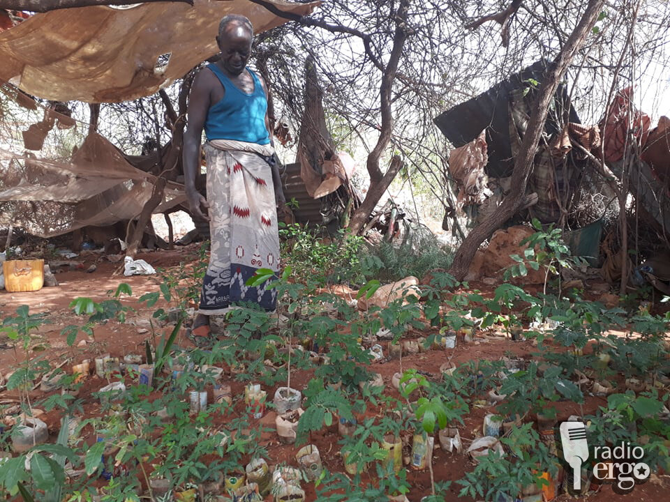 Nin nolosha qoyskiisa ka soo saara iibinta dhir noocyo kala duwan ah