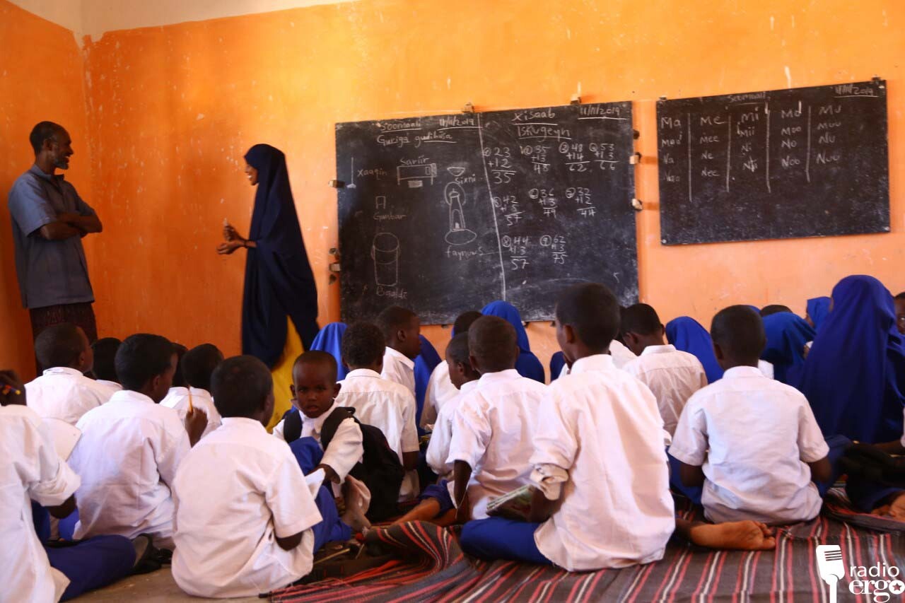 Children in Garowe village school demand desks and chairs