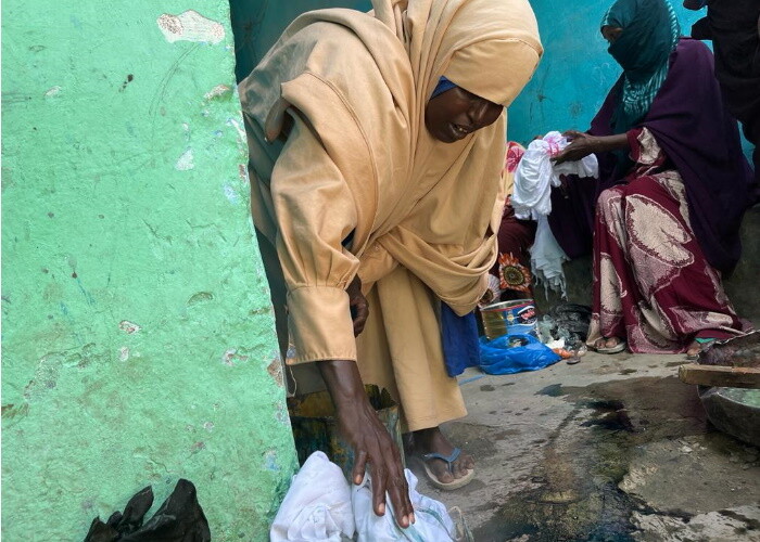Veteran Somali women who earned a living carrying out female genital mutilation (FGM) have stopped the harmful practice after receiving education and skills training from a local grassroots women’s organisation in Kismayo, southern Somalia. They are earning decent incomes from selling dyed cloth and making incense in the market and managing to support their families and educate their children.