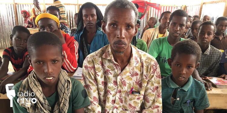 Free school with meals attracts poor and IDP children to class in Bardera, Gedo