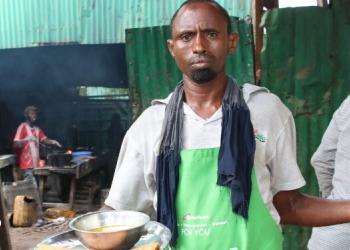 Nin qaxooti ku ah xeryaha Dhadhaab oo shaqo abuur u sameeya qoysaska nugul aan lahayd ilo dhaqaale