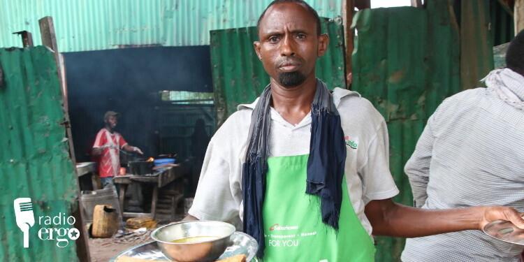 Nin qaxooti ku ah xeryaha Dhadhaab oo shaqo abuur u sameeya qoysaska nugul aan lahayd ilo dhaqaale