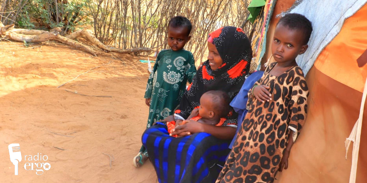 Dhadhaab: Boqollaal qoys oo xaalad cunno yari iyo hoy xumo ku wajahaya xeryaha qaxootiga oo ay barakac ku tageen