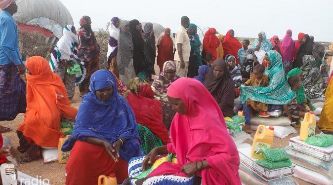 Muqdisho: Qoysas nolol-maalmeedka uu ku adkaa oo helay gaargaar raashin ah oo loogu geeyay xeryaha ay ku jiraan