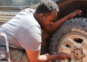 Muqdisho: Wiil lugaha naafo ka ah oo cillad bixinta gawaarida ka maareeya nolosha qoyskiisa