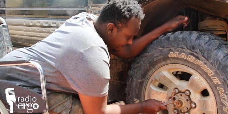 Muqdisho: Wiil lugaha naafo ka ah oo cillad bixinta gawaarida ka maareeya nolosha qoyskiisa