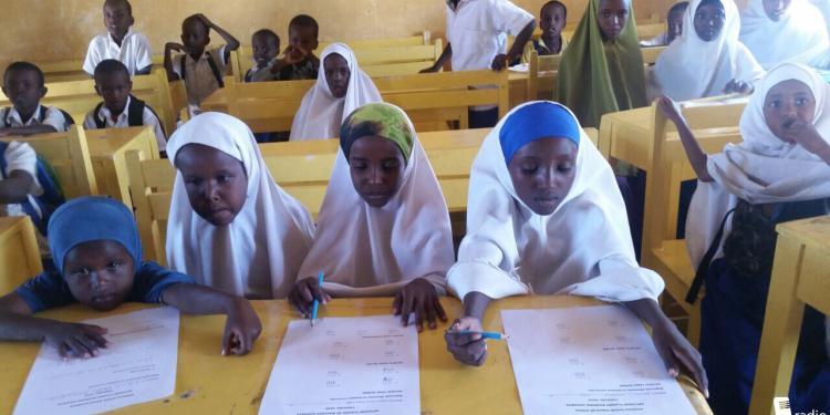 Muqdisho: Waalidiinta gabdho maqalka naafo ka ah oo iskuulkii ay dhiganayeen uu dhaqaale la’aan u xirmay oo ka walwalsan mustaqbalka carruurtooda