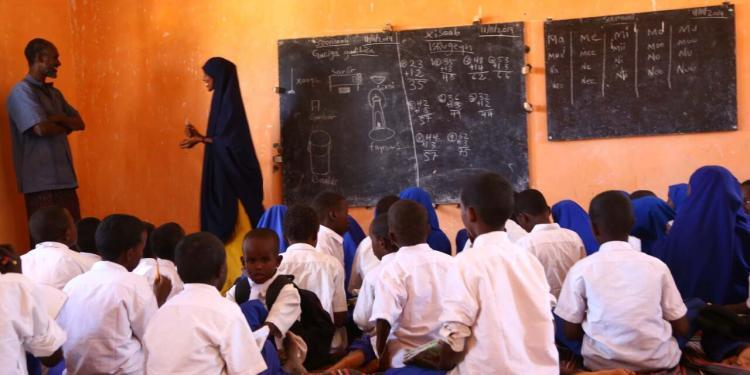 Bakool: Qurba-joog iyo dhallinyaro deegaan aan horay u laheyn waxbarasho ka hirgeliyay iskuul bilaash ah