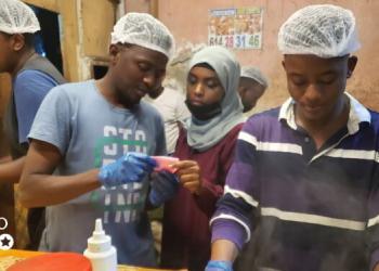 Muqdisho: Dhallinyaro fursado shaqo ka helay xarun ganacsi oo maareeyay noloshooda