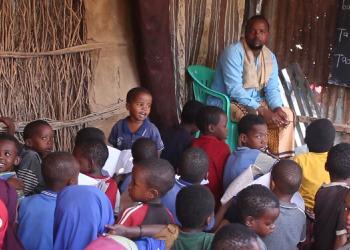 Baladwayne: Qoysas soo barakacay oo iskutashi ku dhistay iskuul ay wax ku bartaan carruurtooda