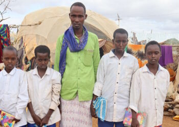 Baydhabo: Dhallinyaro isxilqaamay oo waxbarasho siiyay boqol carruur ah oo ku jira xero barakac