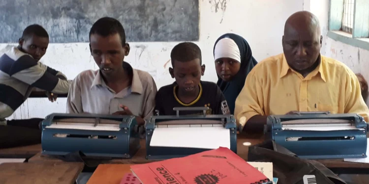 Ceerigaabo: Dadka qaba baahiyaha aragga iyo dhagaha oo ka cabanaya waxbarasho la’aan