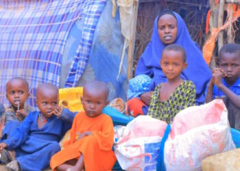 Families fleeing clan conflict in Burhakaba wait for help in camps in Baidoa