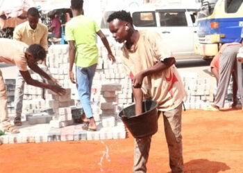 Civic road project in Galkayo gives much needed paid work to down and out pastoralists