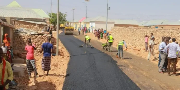 Dhallinyaro shaqo ka helay mashruuc dhisme oo ka socda Dhuusomareeb