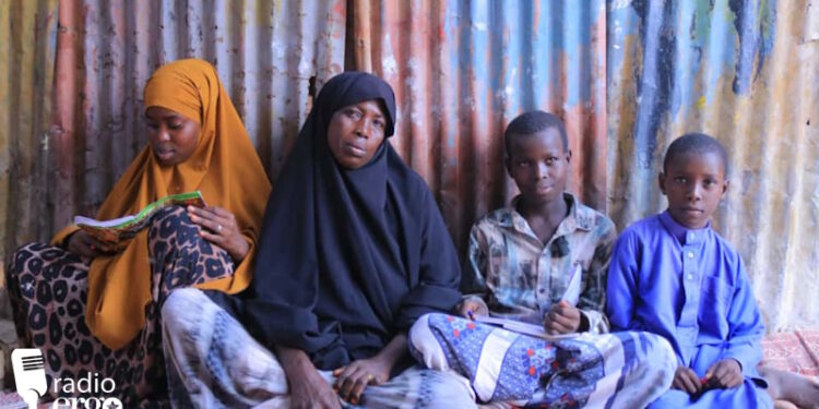 Carruurta qoysas soo barakacay oo waxbarasho la’aan ku wajahaya Gaalkacyo