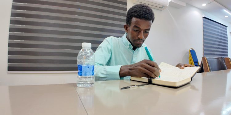Wiil shaqada lows wareejin ah ku mutaystay maaraynta qoyskiisa iyo waxbarashadiisa